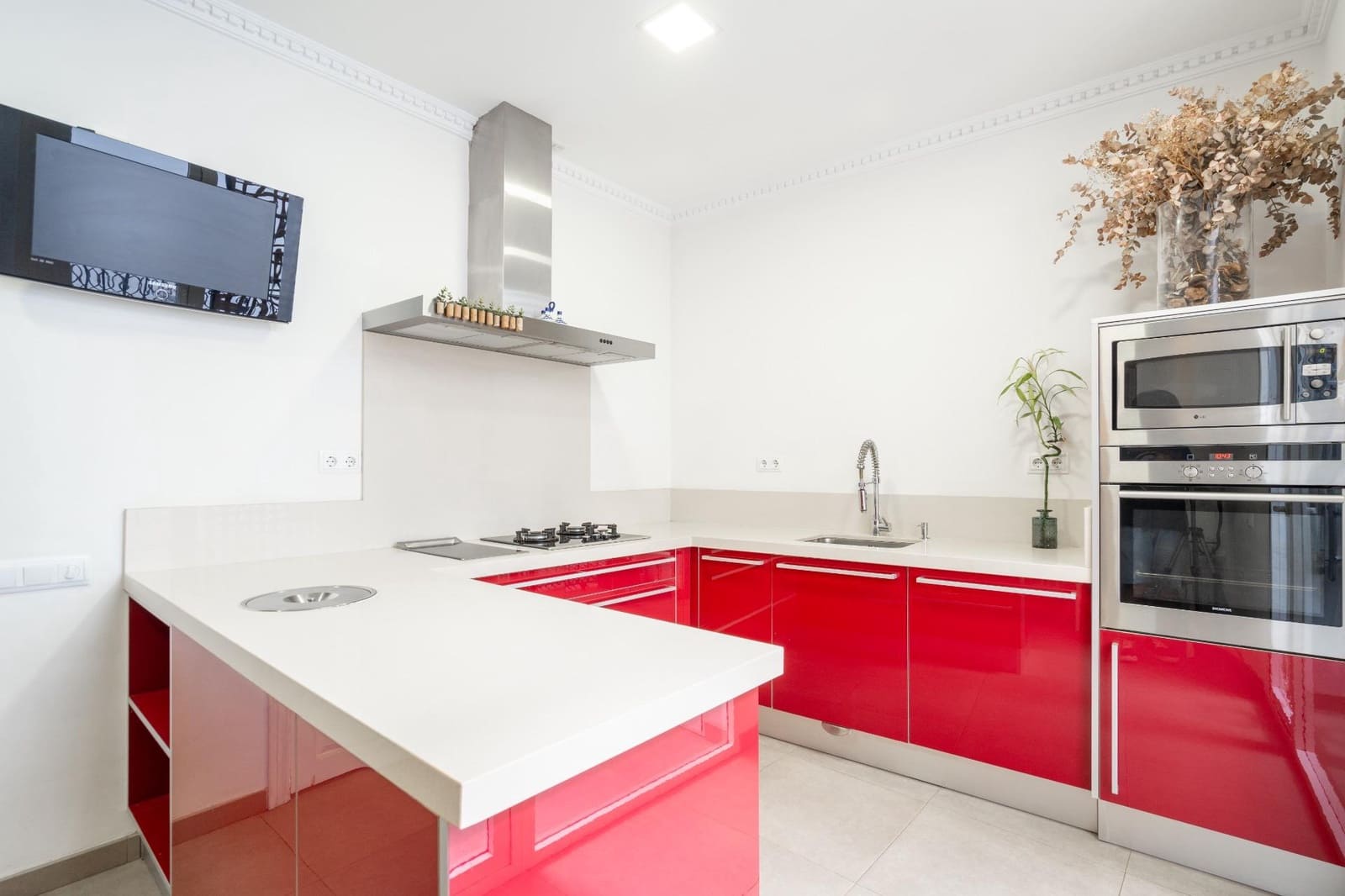 4 bedroom Flat for rent in Valencia city - € 3,800 (Ref: 9679975)