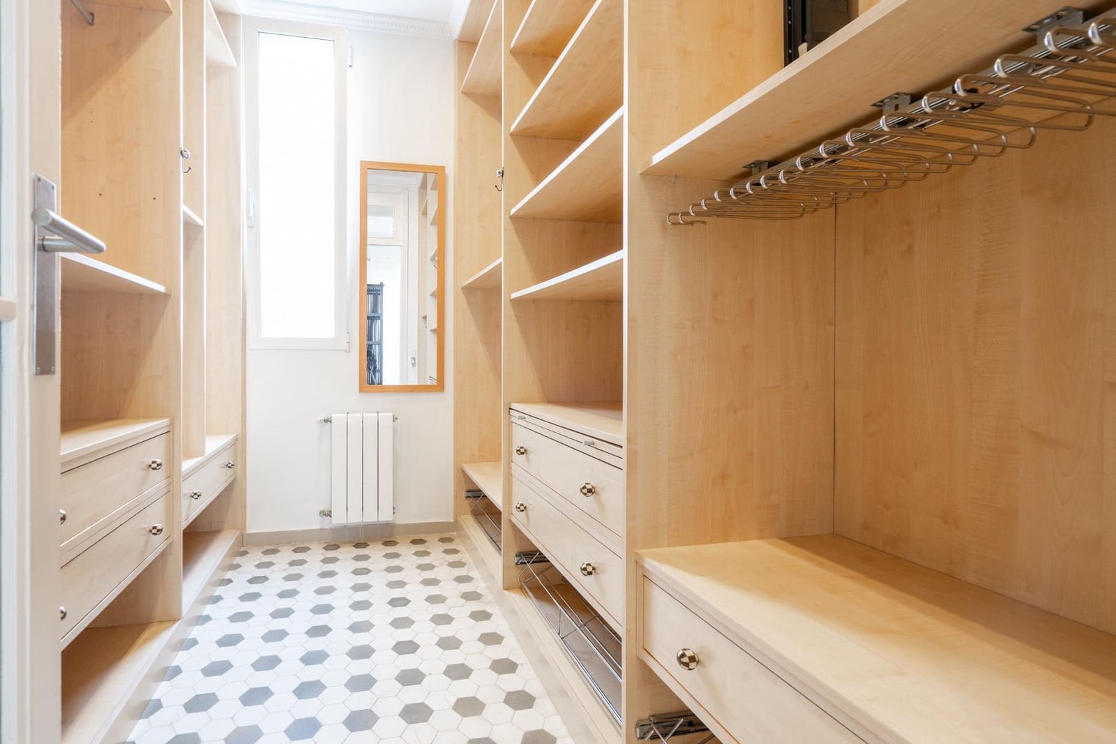 4 bedroom Flat for rent in Valencia city - € 3,800 (Ref: 9679975)