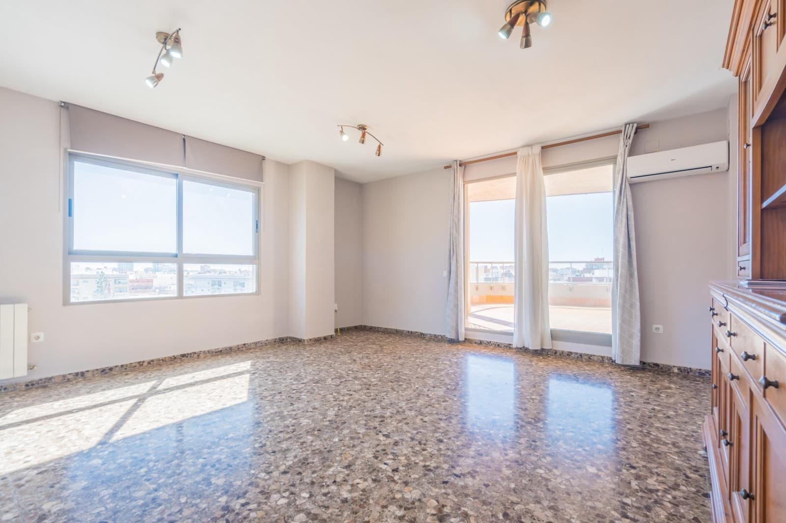 4 bedroom Penthouse for sale in Mislata with pool garage - € 699,000 (Ref: 9715069)