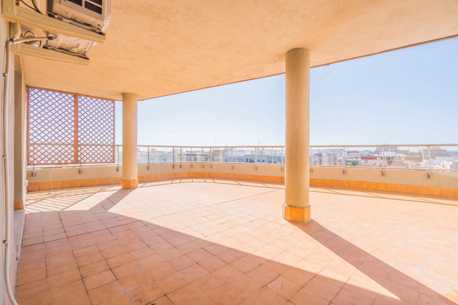 4 bedroom Penthouse for sale in Mislata with pool garage - € 699,000 (Ref: 9715069)