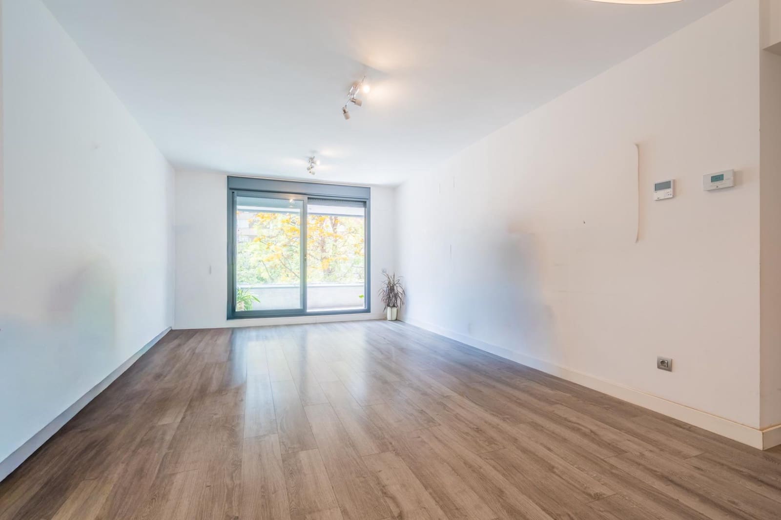 3 bedroom Flat for sale in Valencia city with pool garage - € 465,000 (Ref: 9846582)