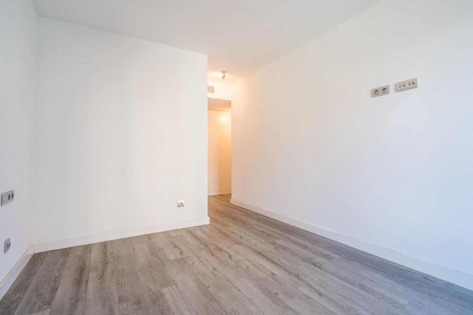 3 bedroom Flat for sale in Valencia city with pool garage - € 465,000 (Ref: 9846582)