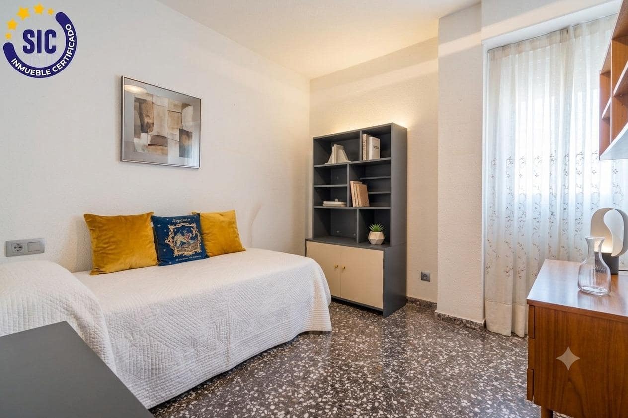 Piso de 4 habitaciones en València ciudad en venta con garaje - 390.000 € (Ref: 9873680)