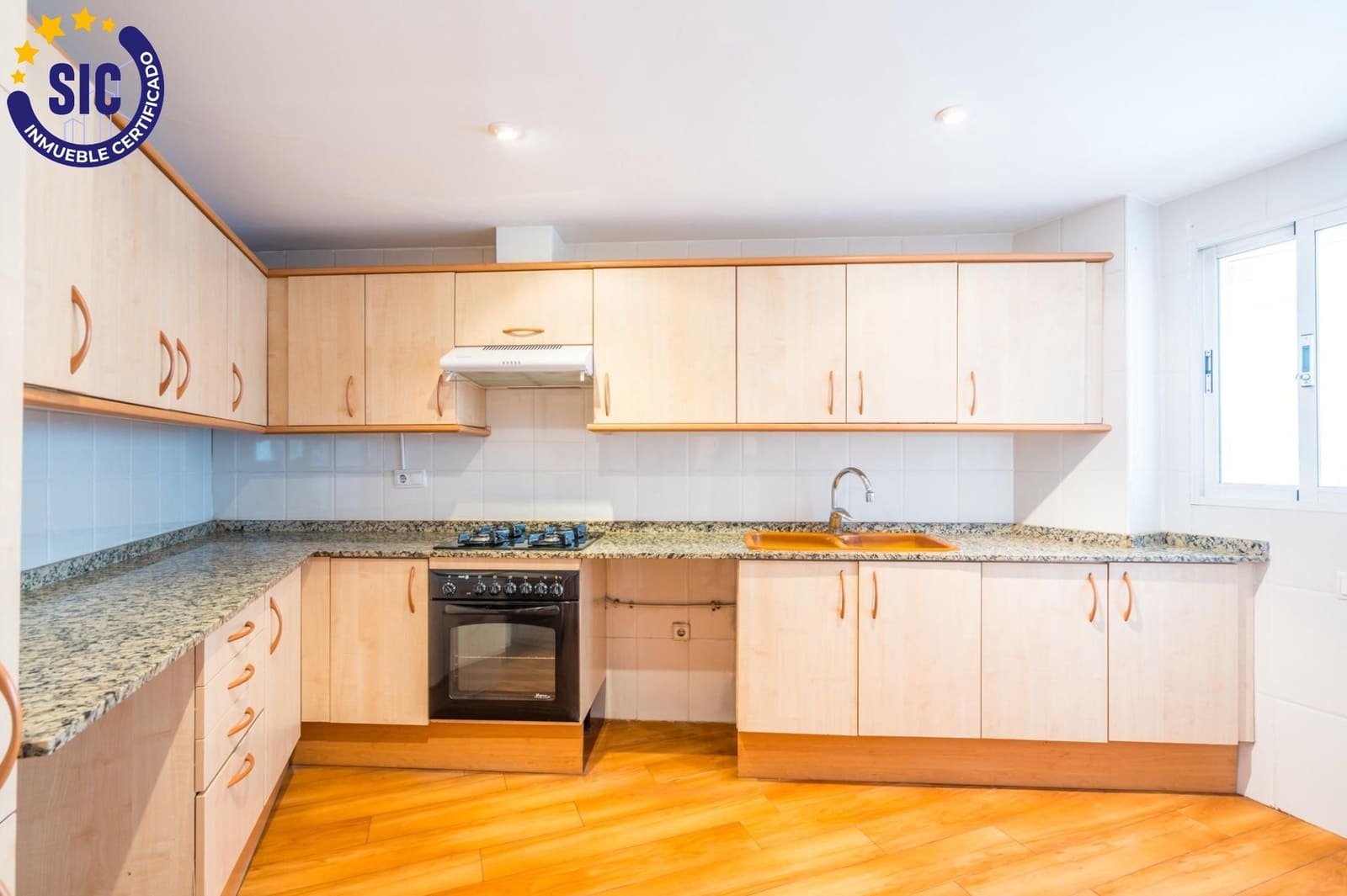 3 bedroom Flat for sale in Valencia city with pool - € 625,000 (Ref: 9884962)