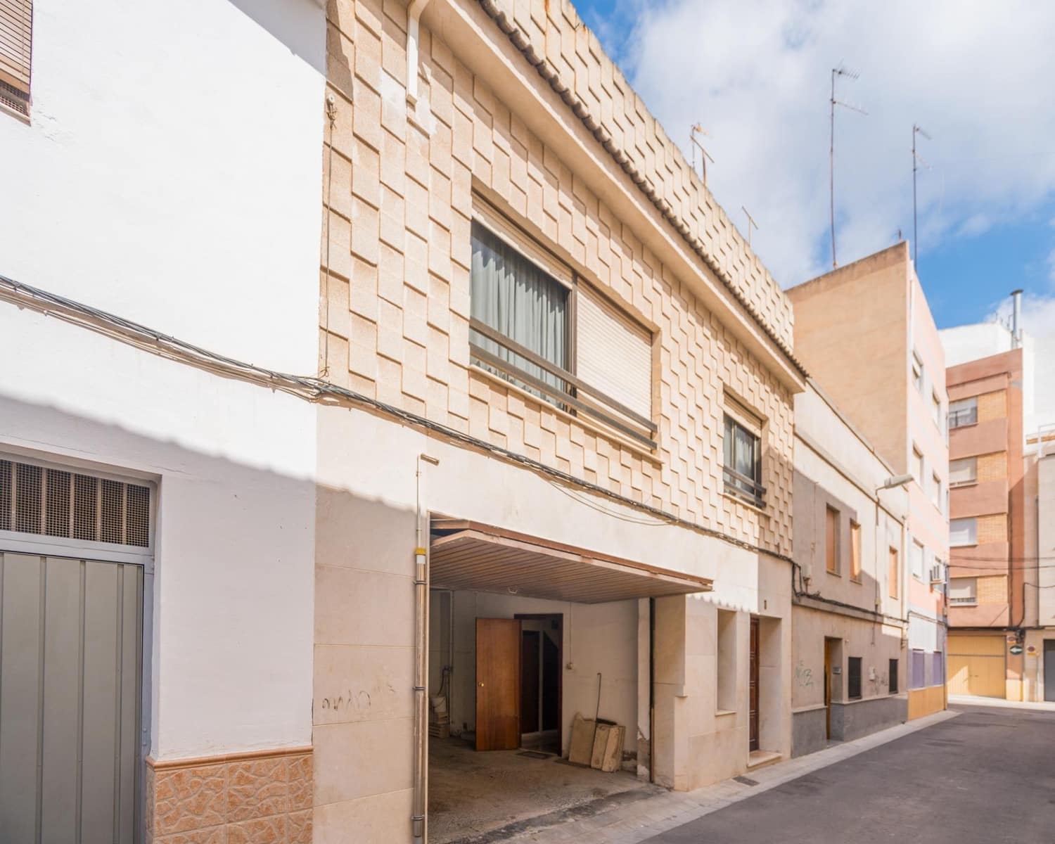 6 bedroom Terraced Villa for sale in Sagunto / Sagunt with garage - € 360,000 (Ref: 9934359)