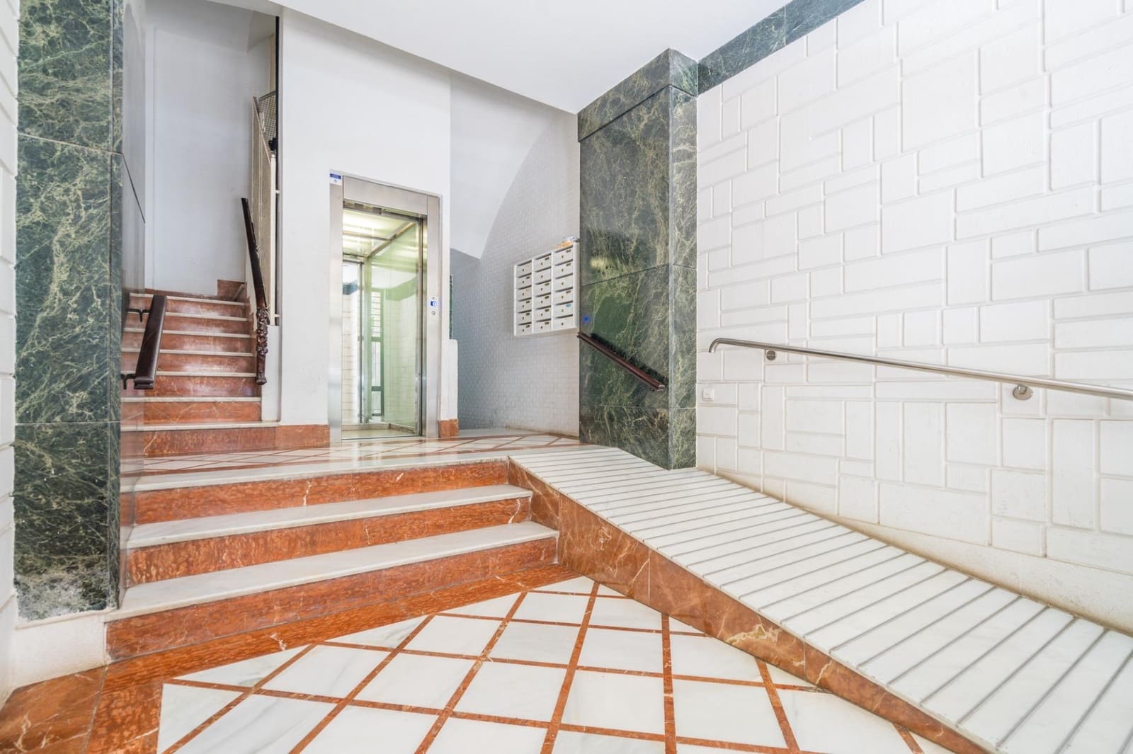 6 bedroom Flat for sale in Valencia city - € 710,000 (Ref: 9934360)