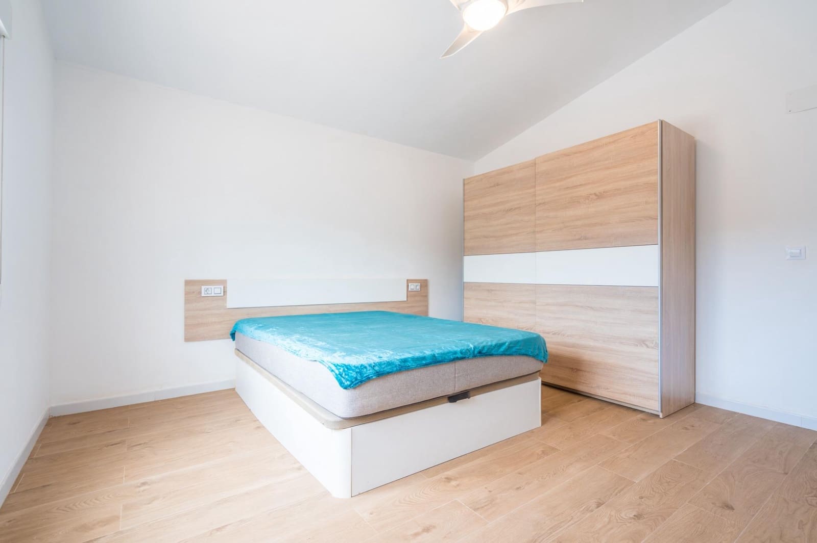 3 soveværelse Finca/Landehus til salg i Pedralba med swimmingpool - € 160.000 (Ref: 9970761)