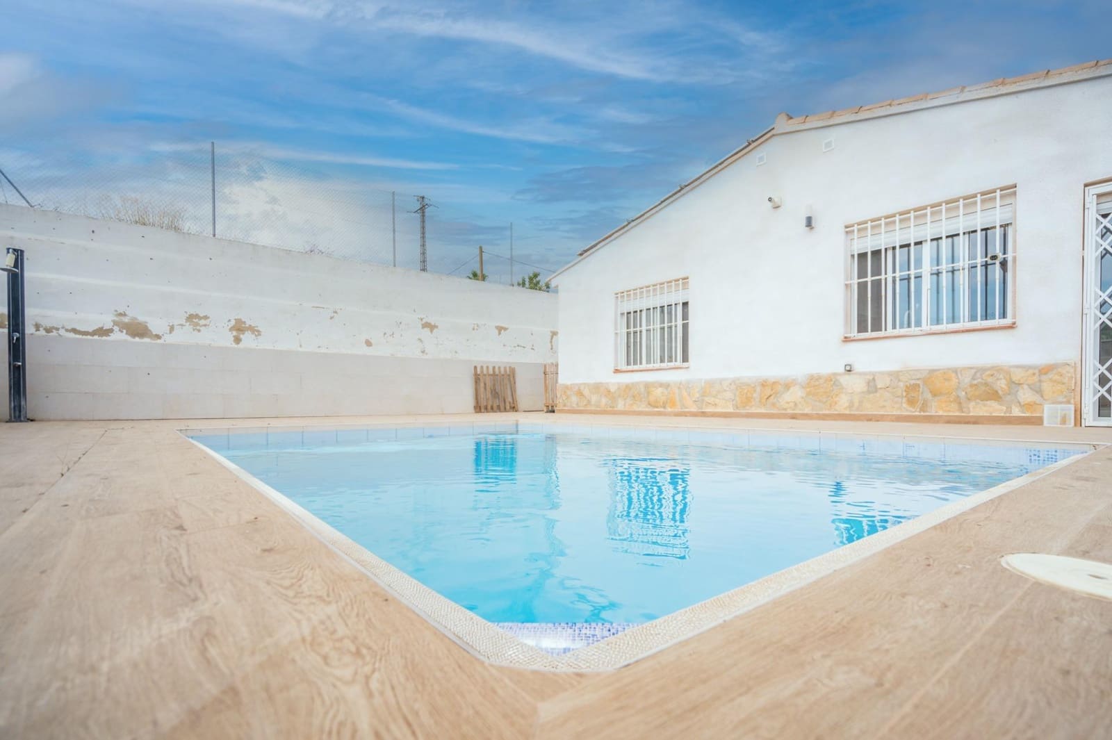 3 soveværelse Finca/Landehus til salg i Pedralba med swimmingpool - € 160.000 (Ref: 9970761)