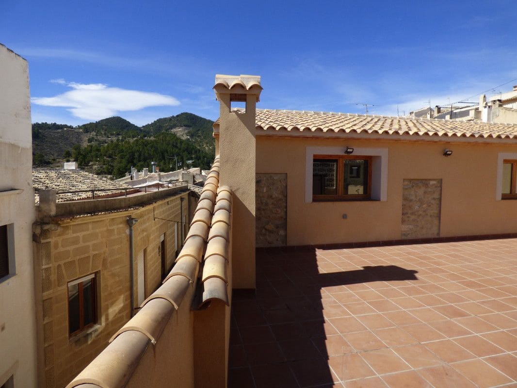 8 soveværelse Byhus til salg i Sella med swimmingpool - € 470.000 (Ref: 7445493)