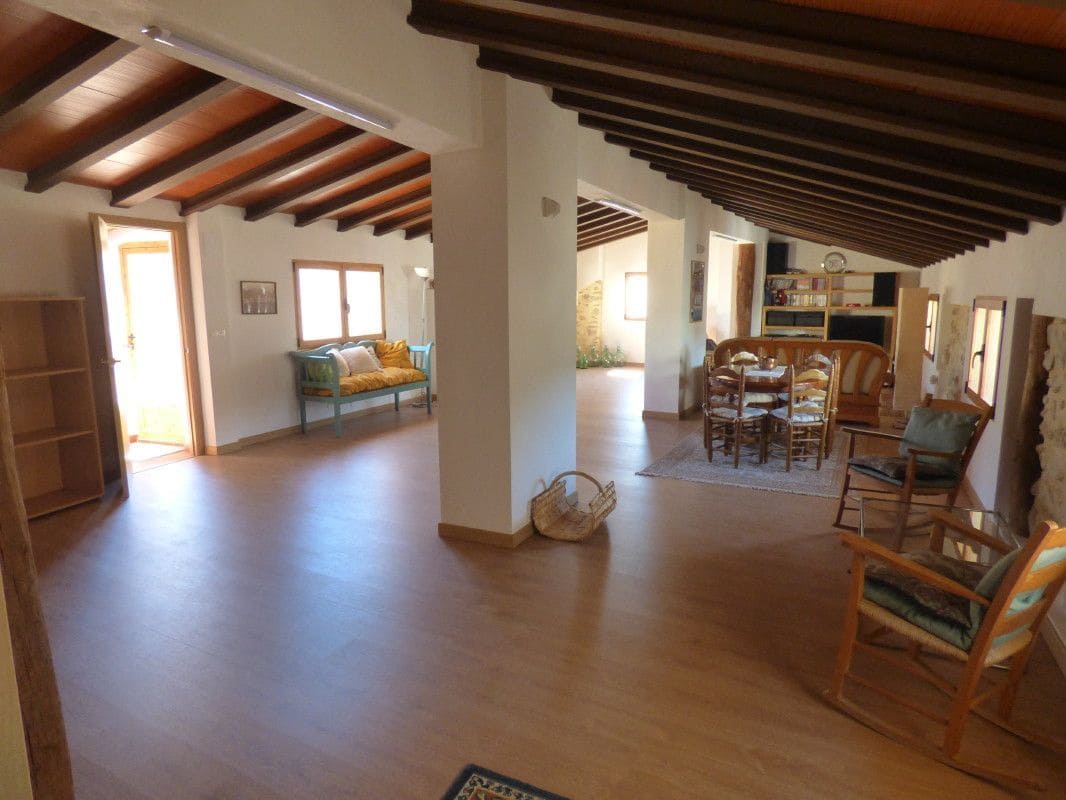 8 soveværelse Byhus til salg i Sella med swimmingpool - € 470.000 (Ref: 7445493)