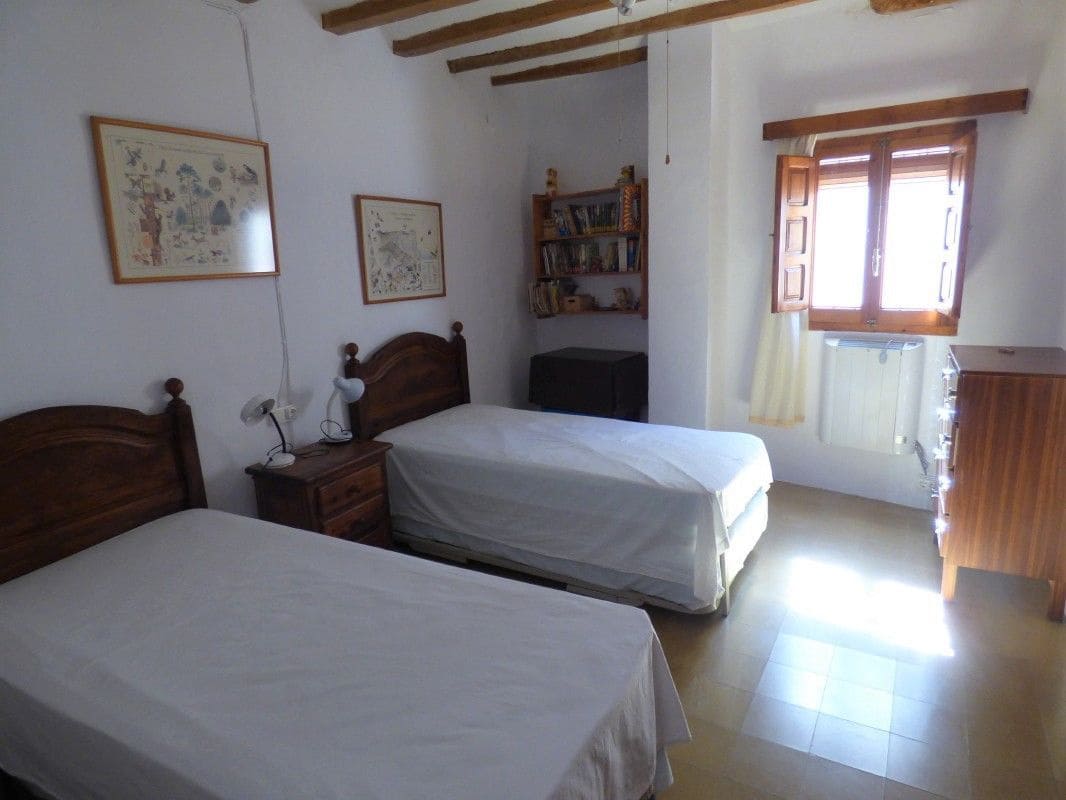 8 soveværelse Byhus til salg i Sella med swimmingpool - € 470.000 (Ref: 7445493)