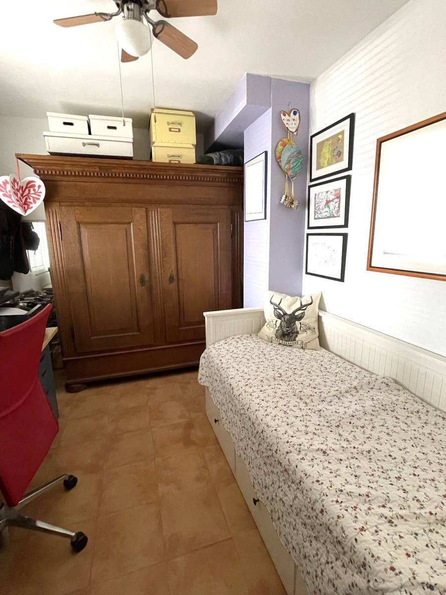 3 soverom Kjedet enebolig til salgs i Relleu med svømmebasseng garasje - € 245 000 (Ref: 9306305)