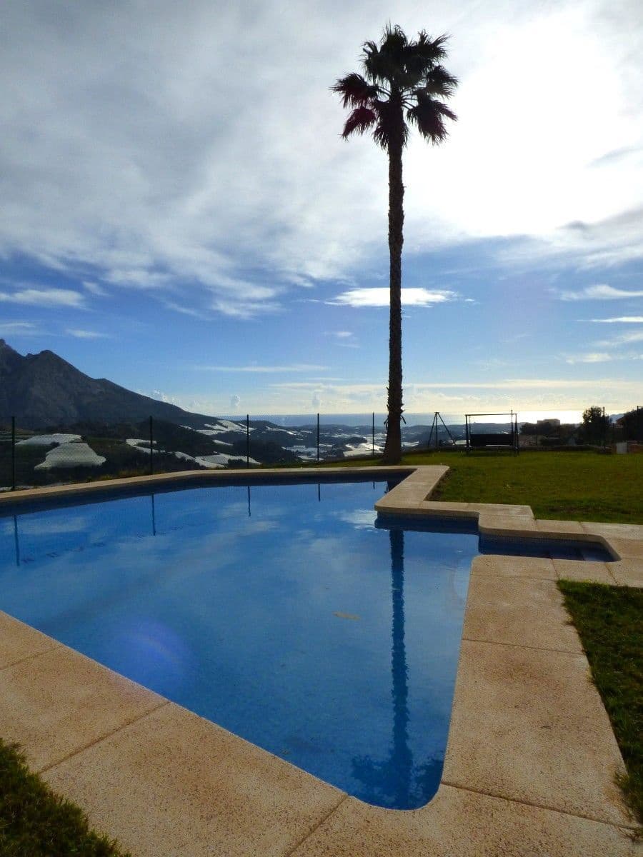 3 makuuhuone Paritalo myytävänä paikassa Callosa d'En Sarria mukana uima-altaan 
autotalli - 315 000 € (Ref: 9564823)