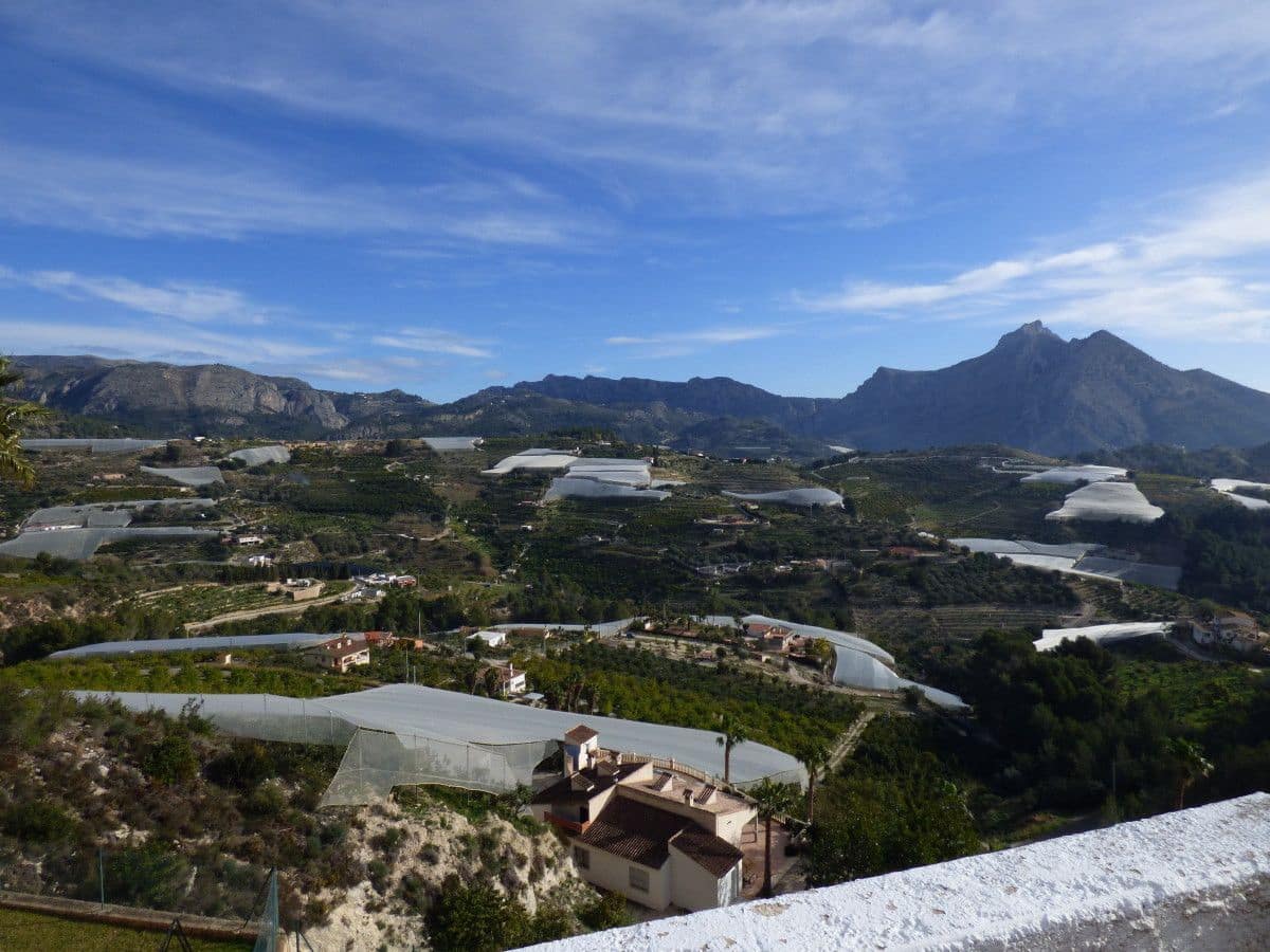 3 makuuhuone Paritalo myytävänä paikassa Callosa d'En Sarria mukana uima-altaan 
autotalli - 315 000 € (Ref: 9564823)