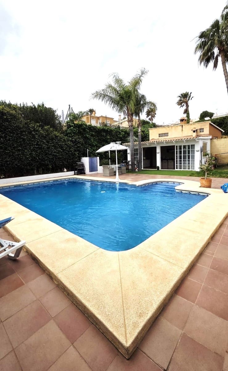 4 Zimmer Villa zu verkaufen in La Nucia mit Pool Garage - 598.000 € (Ref: 9811299)