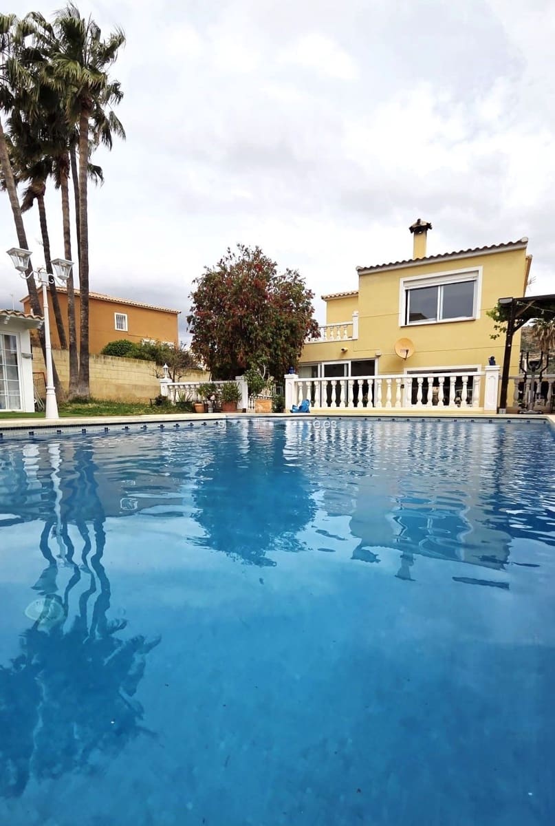 4 Zimmer Villa zu verkaufen in La Nucia mit Pool Garage - 598.000 € (Ref: 9811299)