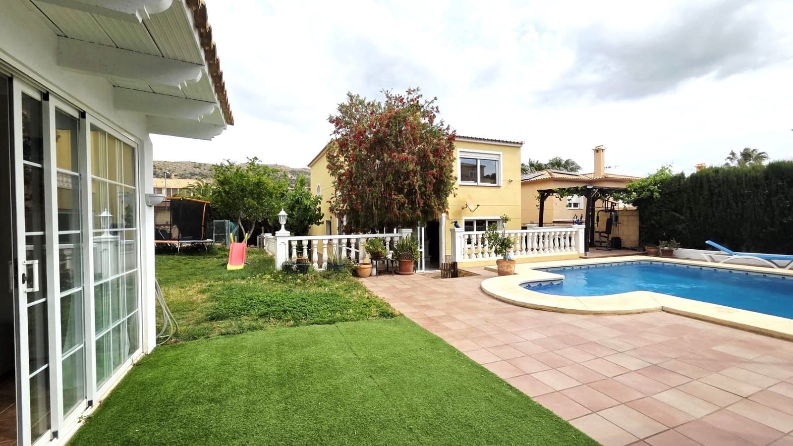 4 Zimmer Villa zu verkaufen in La Nucia mit Pool Garage - 598.000 € (Ref: 9811299)