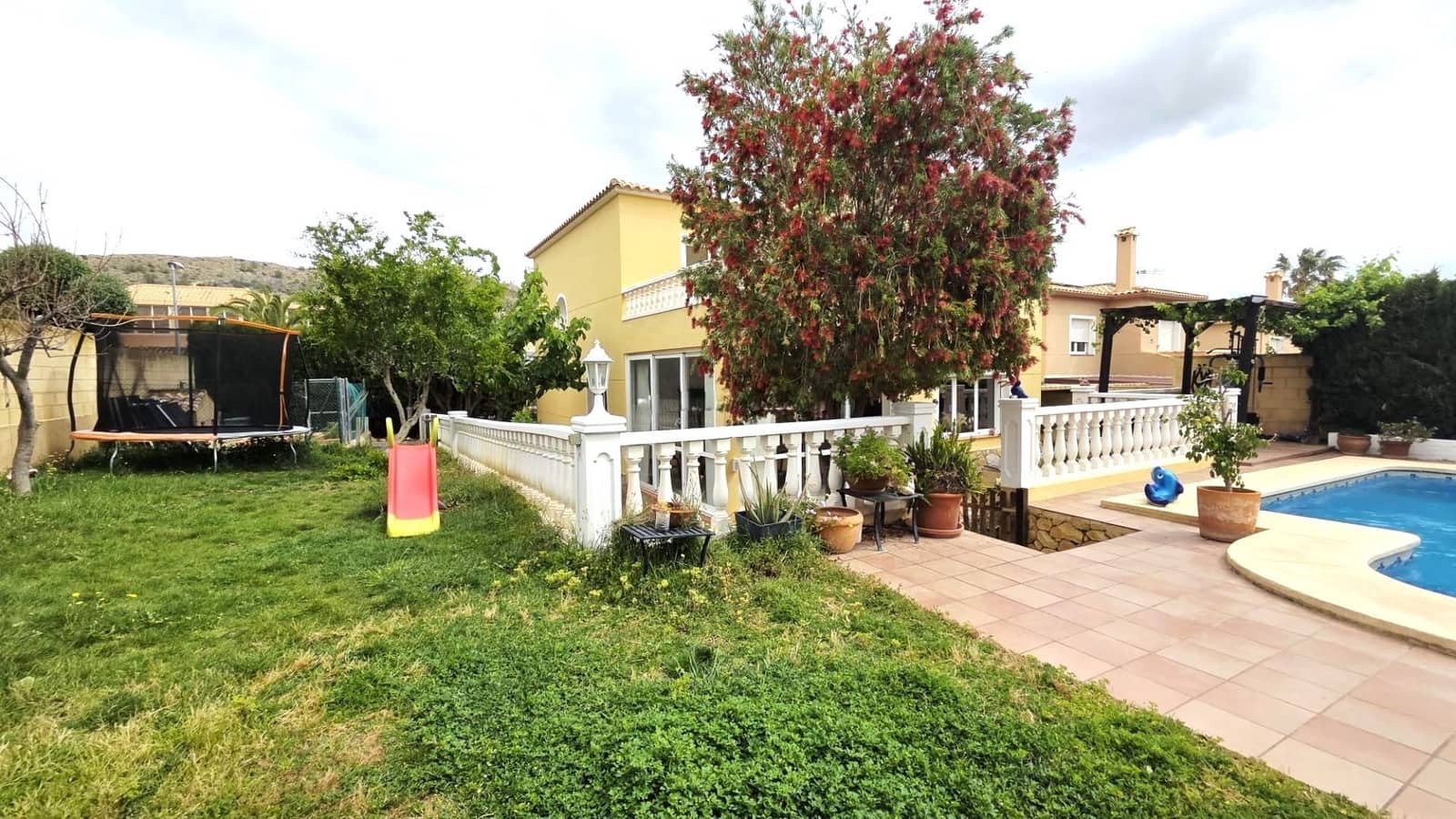 4 Zimmer Villa zu verkaufen in La Nucia mit Pool Garage - 598.000 € (Ref: 9811299)