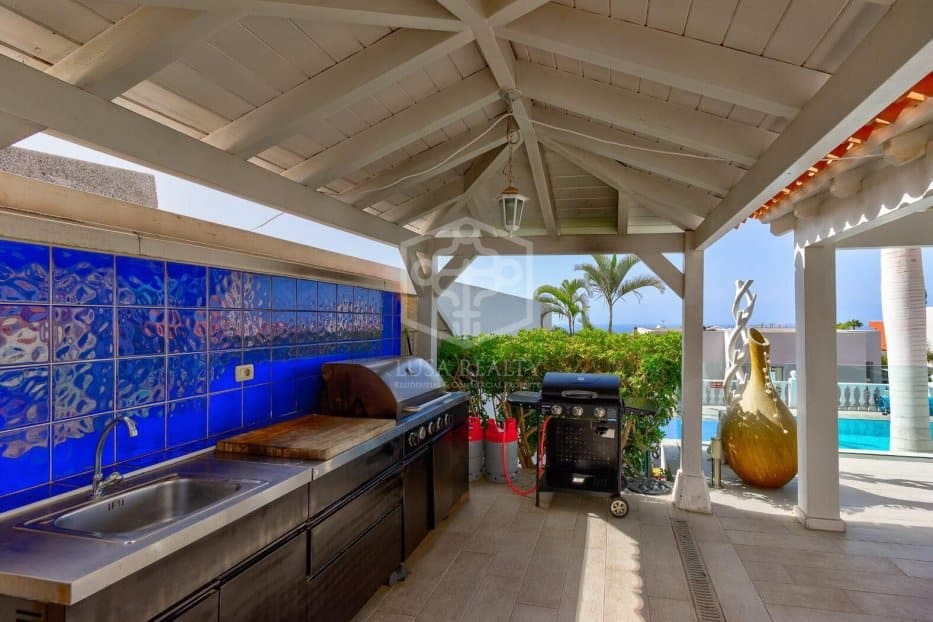 4 chambre Villa/Maison à vendre à Adeje avec piscine garage - 2 060 000 € (Ref: 10031235)