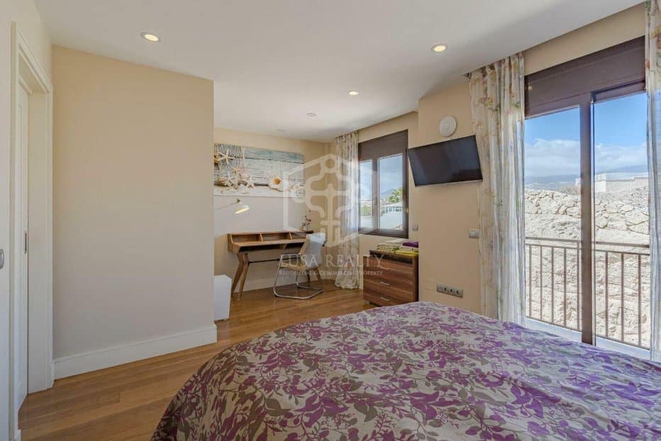 6 slaapkamer Villa te koop in El Medano met zwembad garage - € 1.690.000 (Ref: 10054519)