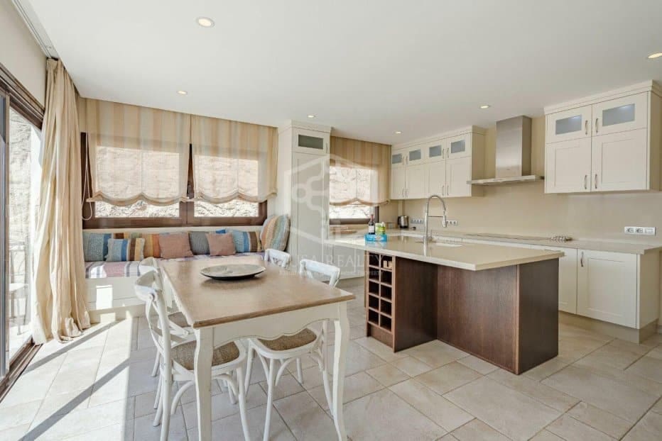 6 slaapkamer Villa te koop in El Medano met zwembad garage - € 1.690.000 (Ref: 10054519)