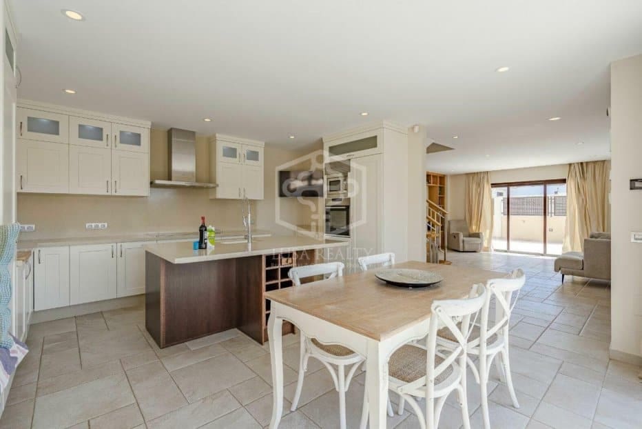 6 slaapkamer Villa te koop in El Medano met zwembad garage - € 1.690.000 (Ref: 10054519)