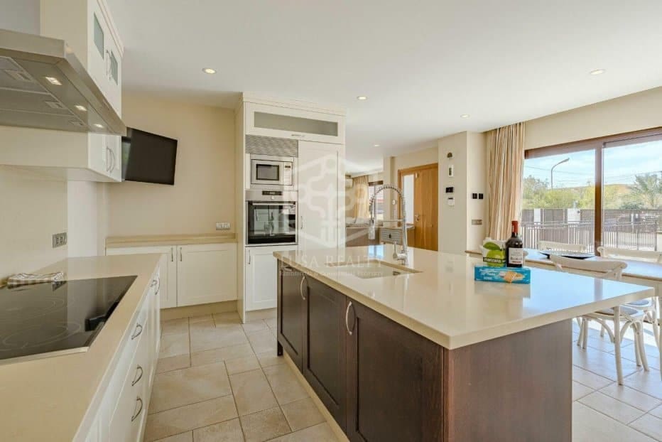 6 slaapkamer Villa te koop in El Medano met zwembad garage - € 1.690.000 (Ref: 10054519)
