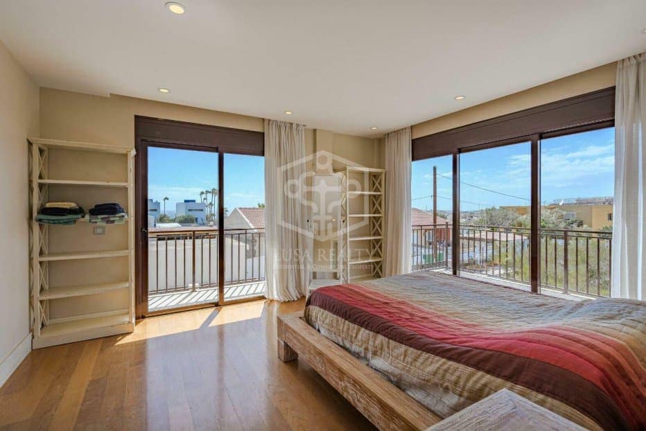 6 slaapkamer Villa te koop in El Medano met zwembad garage - € 1.690.000 (Ref: 10054519)