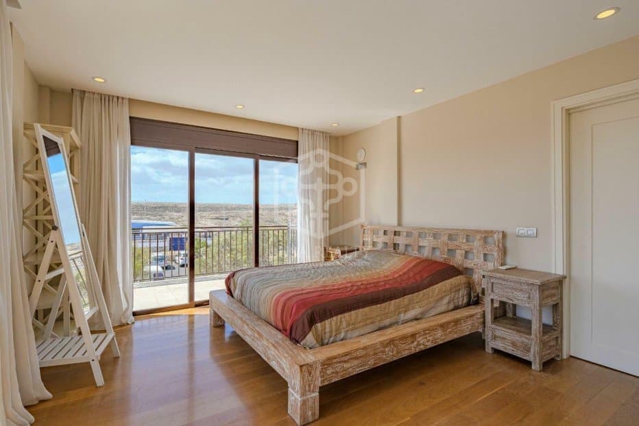6 slaapkamer Villa te koop in El Medano met zwembad garage - € 1.690.000 (Ref: 10054519)