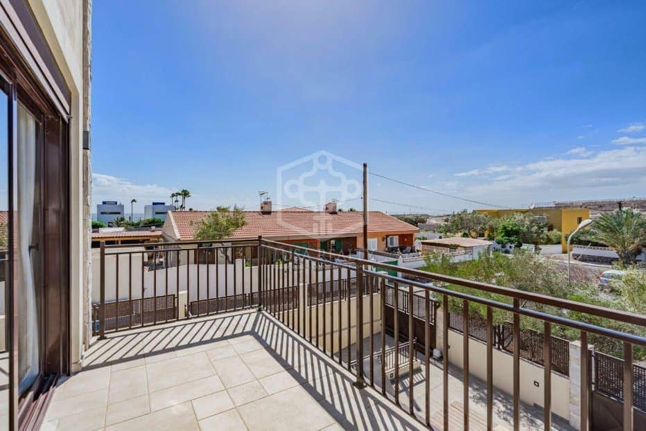 6 slaapkamer Villa te koop in El Medano met zwembad garage - € 1.690.000 (Ref: 10054519)