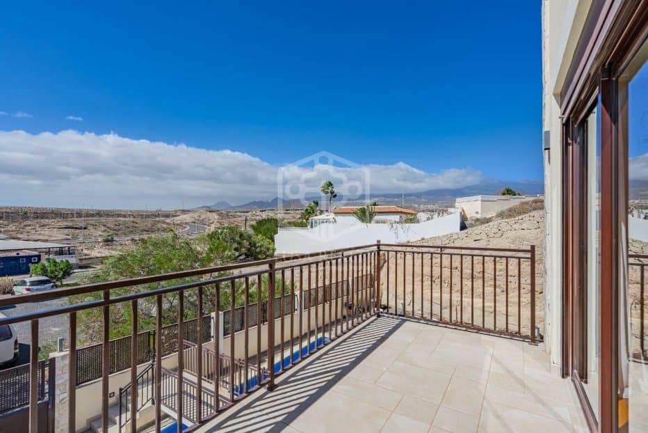 6 slaapkamer Villa te koop in El Medano met zwembad garage - € 1.690.000 (Ref: 10054519)