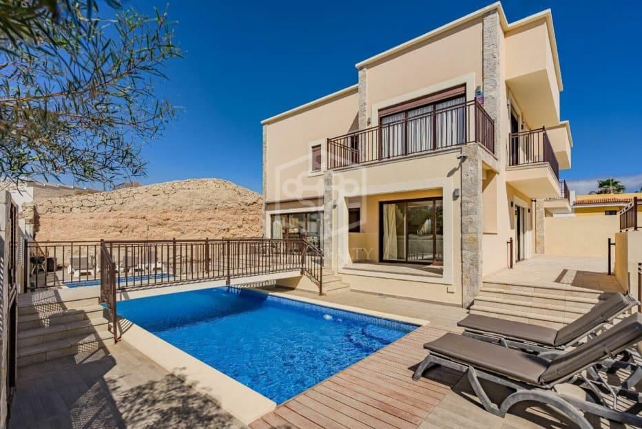 6 slaapkamer Villa te koop in El Medano met zwembad garage - € 1.690.000 (Ref: 10054519)
