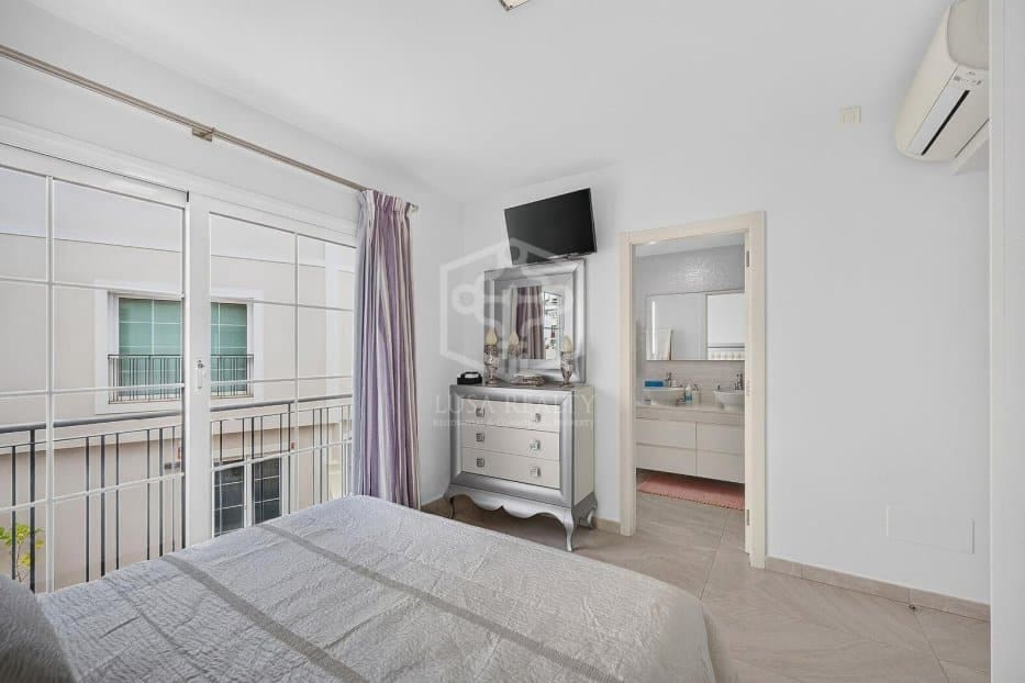 3 camera da letto Casa in vendita in Arona con piscina garage - 990.000 € (Rif: 10113490)
