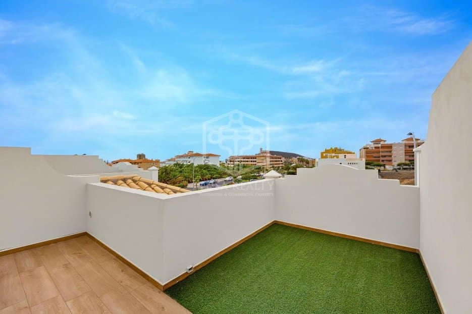 3 camera da letto Casa in vendita in Arona con piscina garage - 990.000 € (Rif: 10113490)