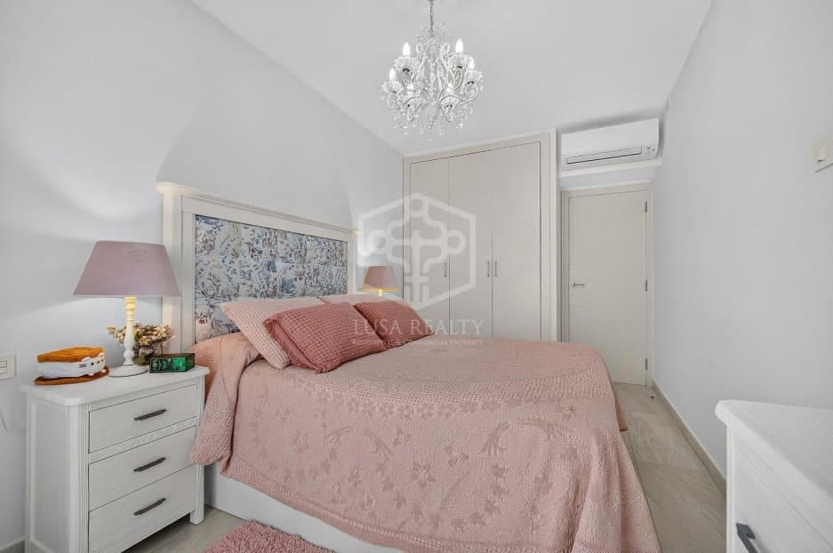 3 camera da letto Casa in vendita in Arona con piscina garage - 990.000 € (Rif: 10113490)