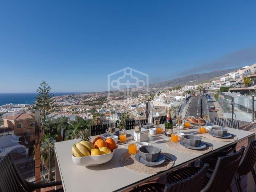Chalet de 3 habitaciones en Adeje en venta con piscina garaje - 1.449.000 € (Ref: 10154506)