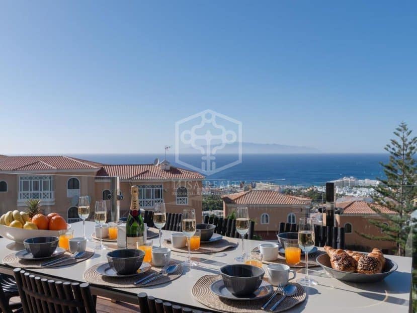 Chalet de 3 habitaciones en Adeje en venta con piscina garaje - 1.449.000 € (Ref: 10154506)
