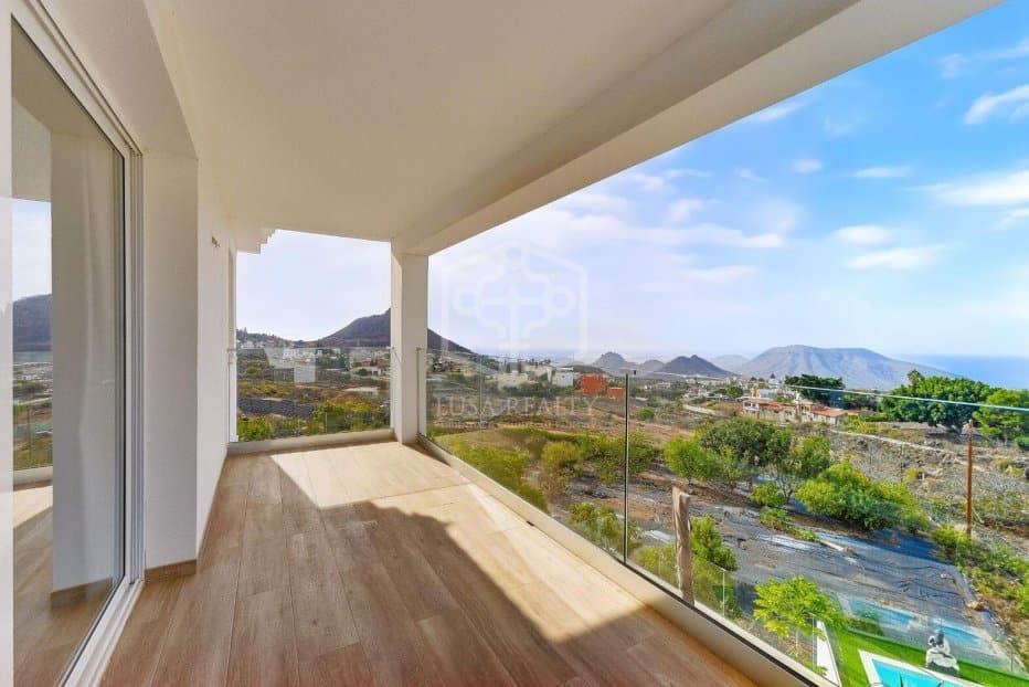 5 bedroom Villa for sale in Arona with pool garage - € 1,490,000 (Ref: 10164008)