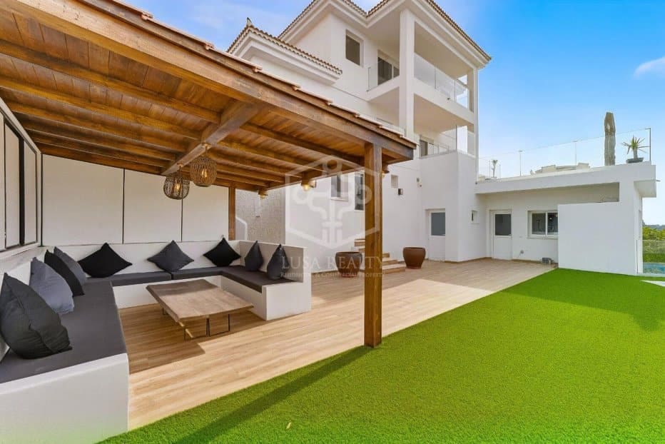 5 bedroom Villa for sale in Arona with pool garage - € 1,490,000 (Ref: 10164008)