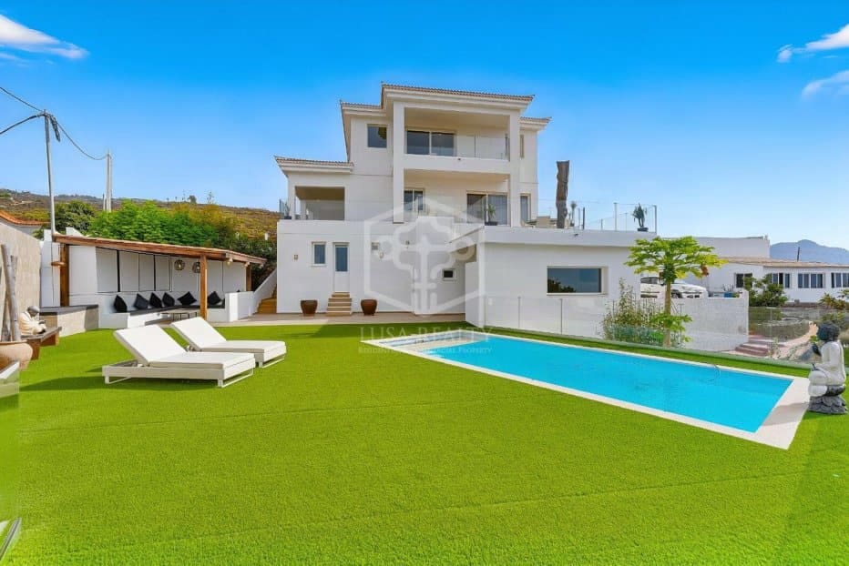 5 bedroom Villa for sale in Arona with pool garage - € 1,490,000 (Ref: 10164008)