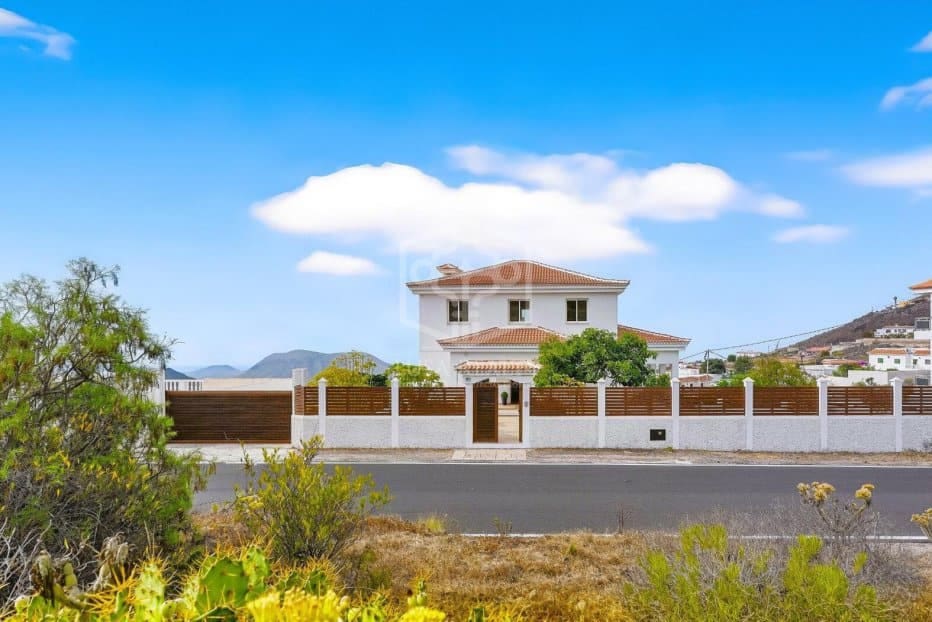 5 bedroom Villa for sale in Arona with pool garage - € 1,490,000 (Ref: 10164008)