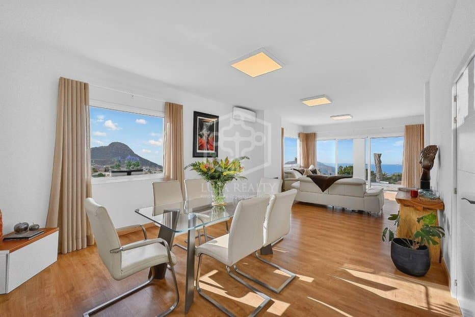 5 bedroom Villa for sale in Arona with pool garage - € 1,490,000 (Ref: 10164008)