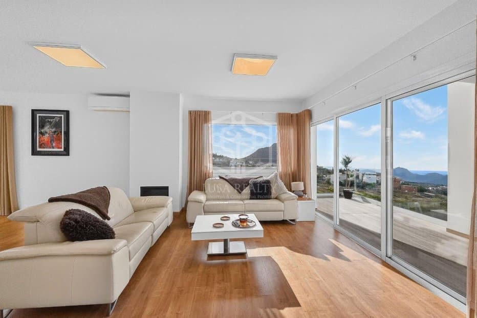 5 bedroom Villa for sale in Arona with pool garage - € 1,490,000 (Ref: 10164008)