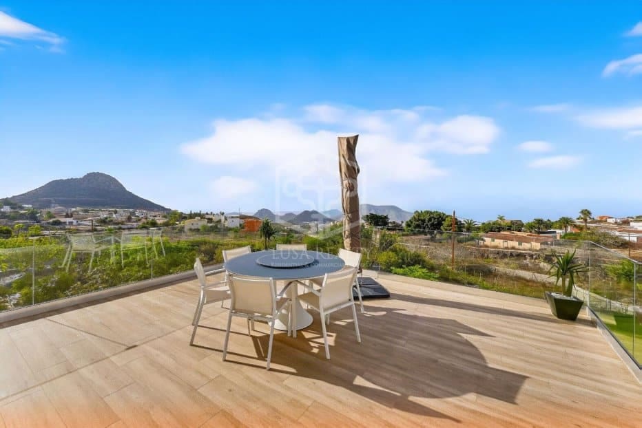 5 bedroom Villa for sale in Arona with pool garage - € 1,490,000 (Ref: 10164008)
