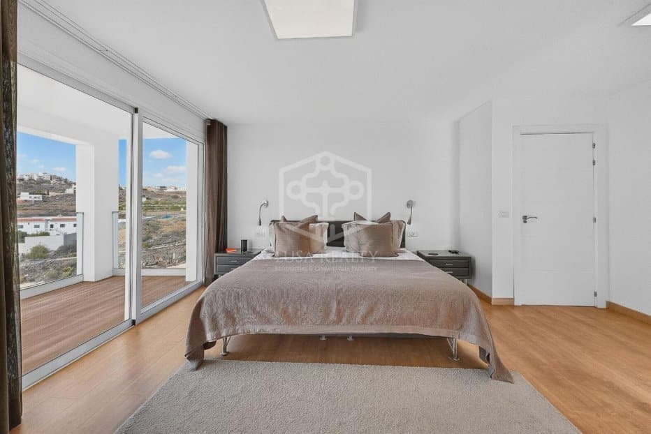 5 bedroom Villa for sale in Arona with pool garage - € 1,490,000 (Ref: 10164008)