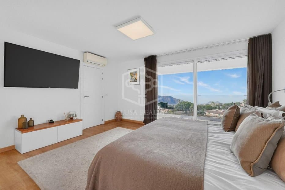 5 bedroom Villa for sale in Arona with pool garage - € 1,490,000 (Ref: 10164008)