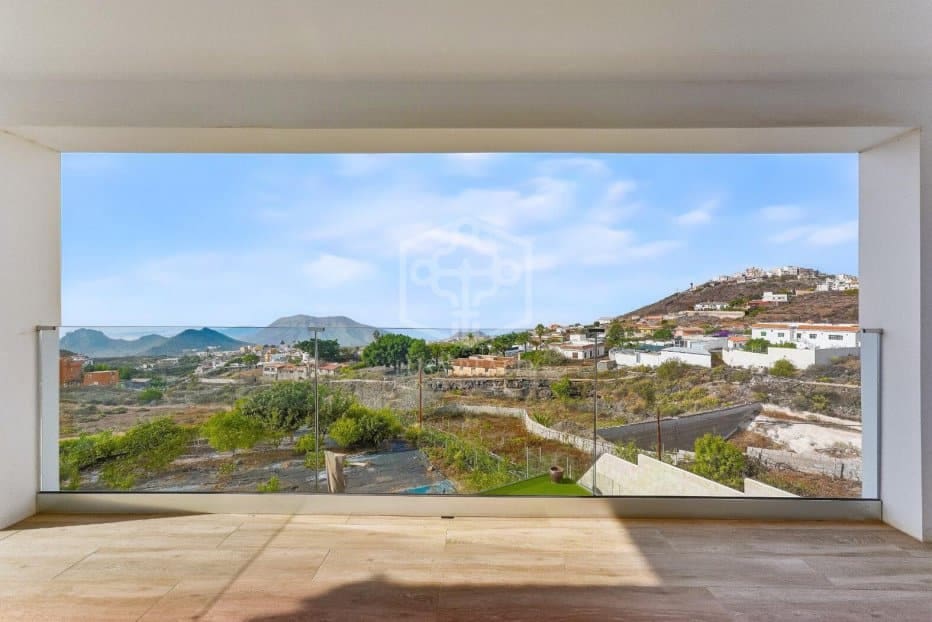5 bedroom Villa for sale in Arona with pool garage - € 1,490,000 (Ref: 10164008)