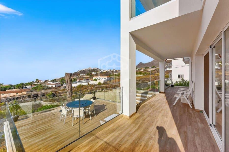 5 bedroom Villa for sale in Arona with pool garage - € 1,490,000 (Ref: 10164008)