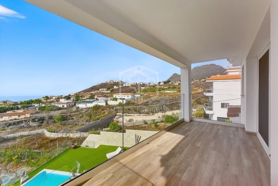 5 bedroom Villa for sale in Arona with pool garage - € 1,490,000 (Ref: 10164008)