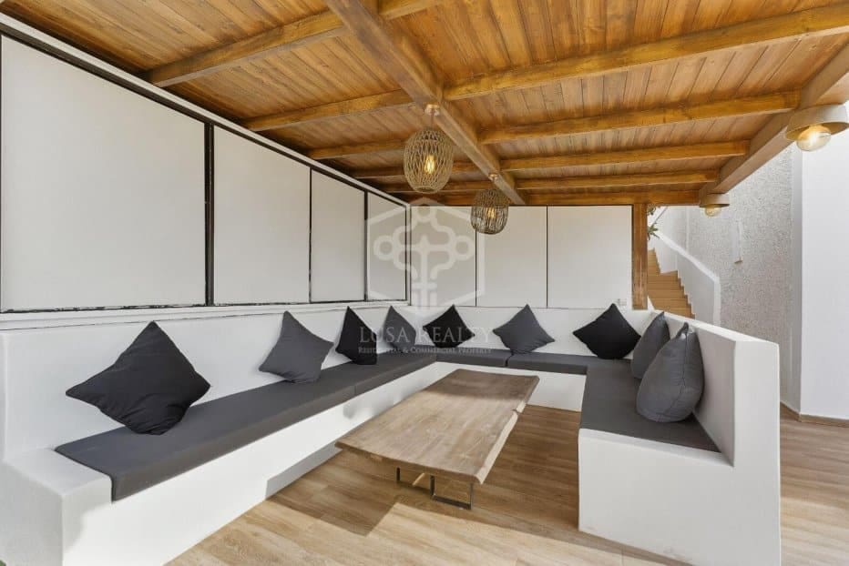 5 bedroom Villa for sale in Arona with pool garage - € 1,490,000 (Ref: 10164008)